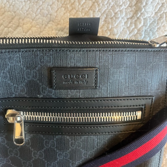 GUCCI GG SUPREME LARGE MESSENGER BAG - Picture 2 of 3